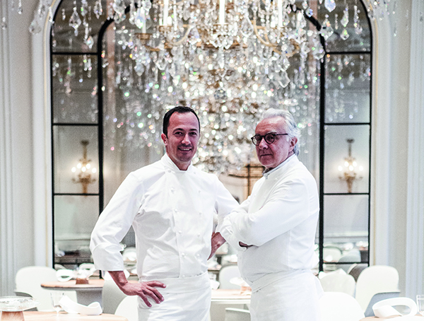 Med många järn i elden