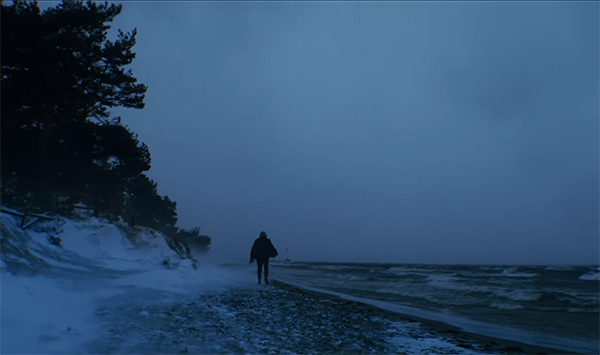 Här fångar proffssurfaren drömvågen en iskall vinternatt