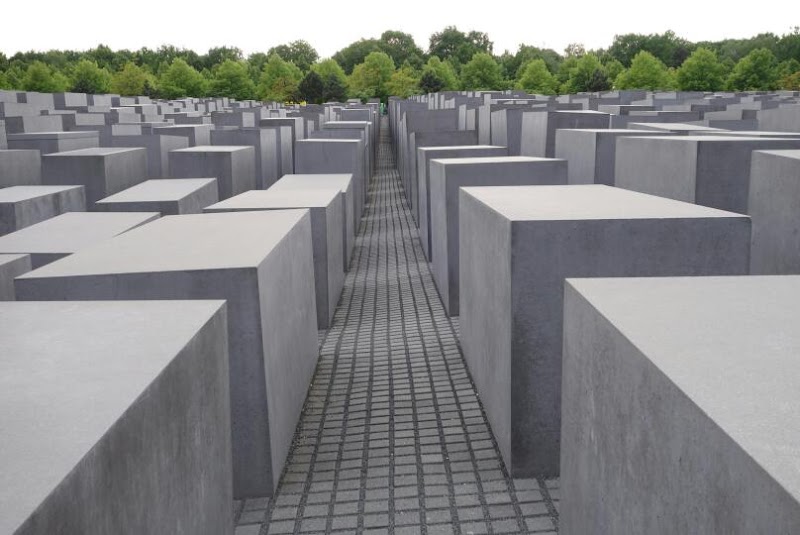 Holocaust-Mahnmal – Holocaust Memorial