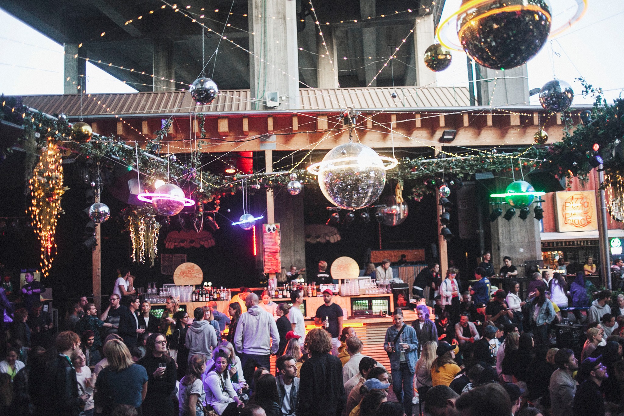 Nu träder rökförbudet i kraft – två krogar i Stockholm får dispens