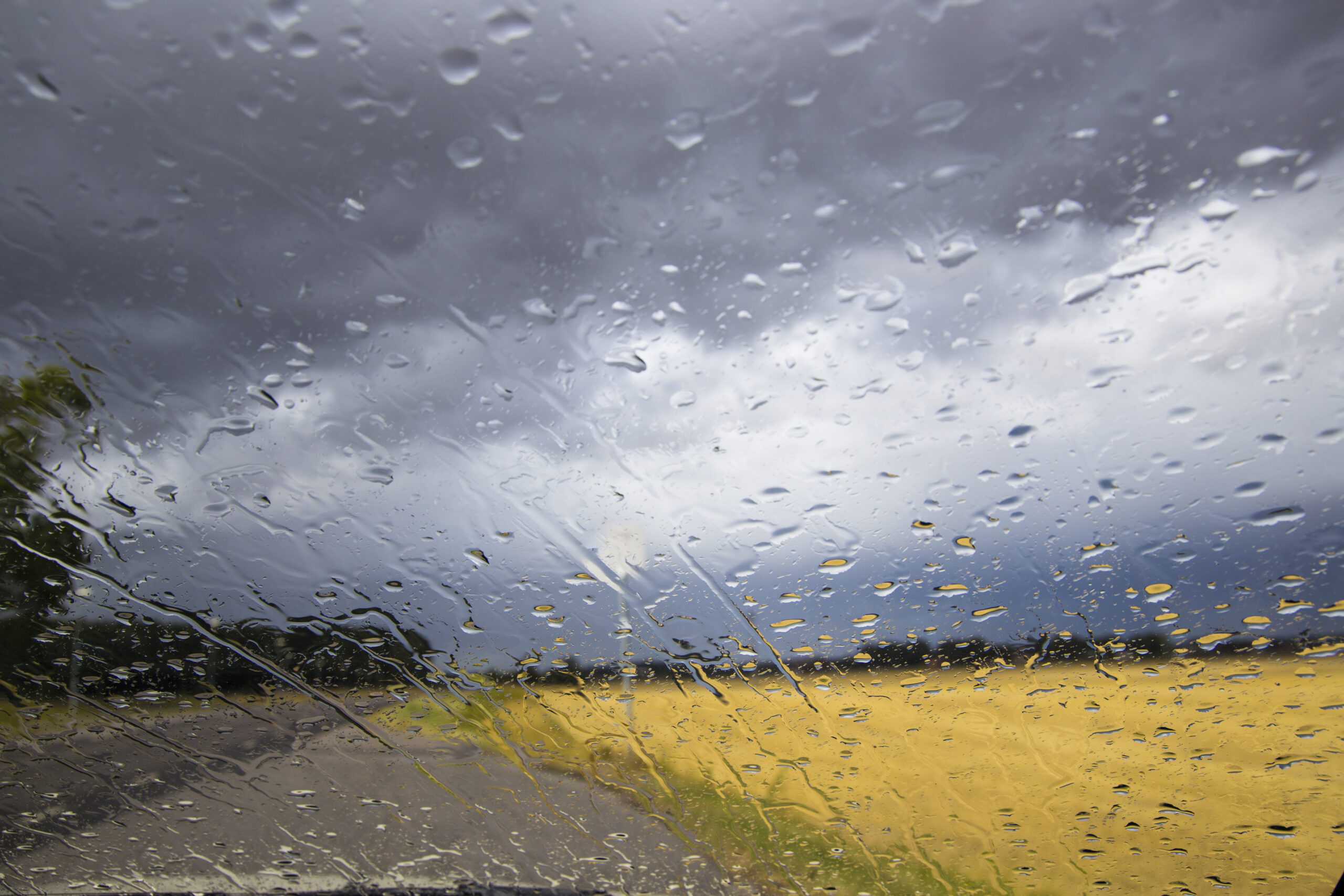 Regn och rusk skapar rusning till solresor