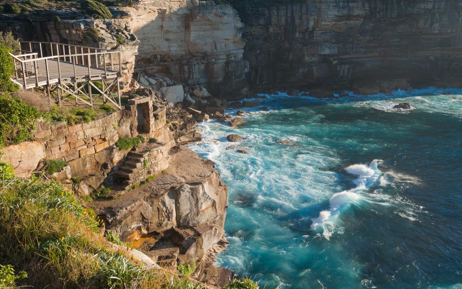 Turister ignorerar skyltar på dödliga selfieklippan