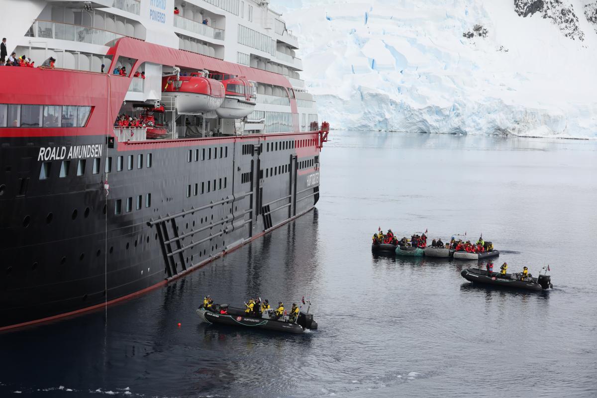 Hurtigrutens hybriddrivna fartyg döptes i Antarktis