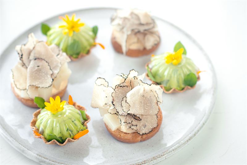 Tartlette m sockersaltad strmming samt Svensk ljrom p friterad steambun