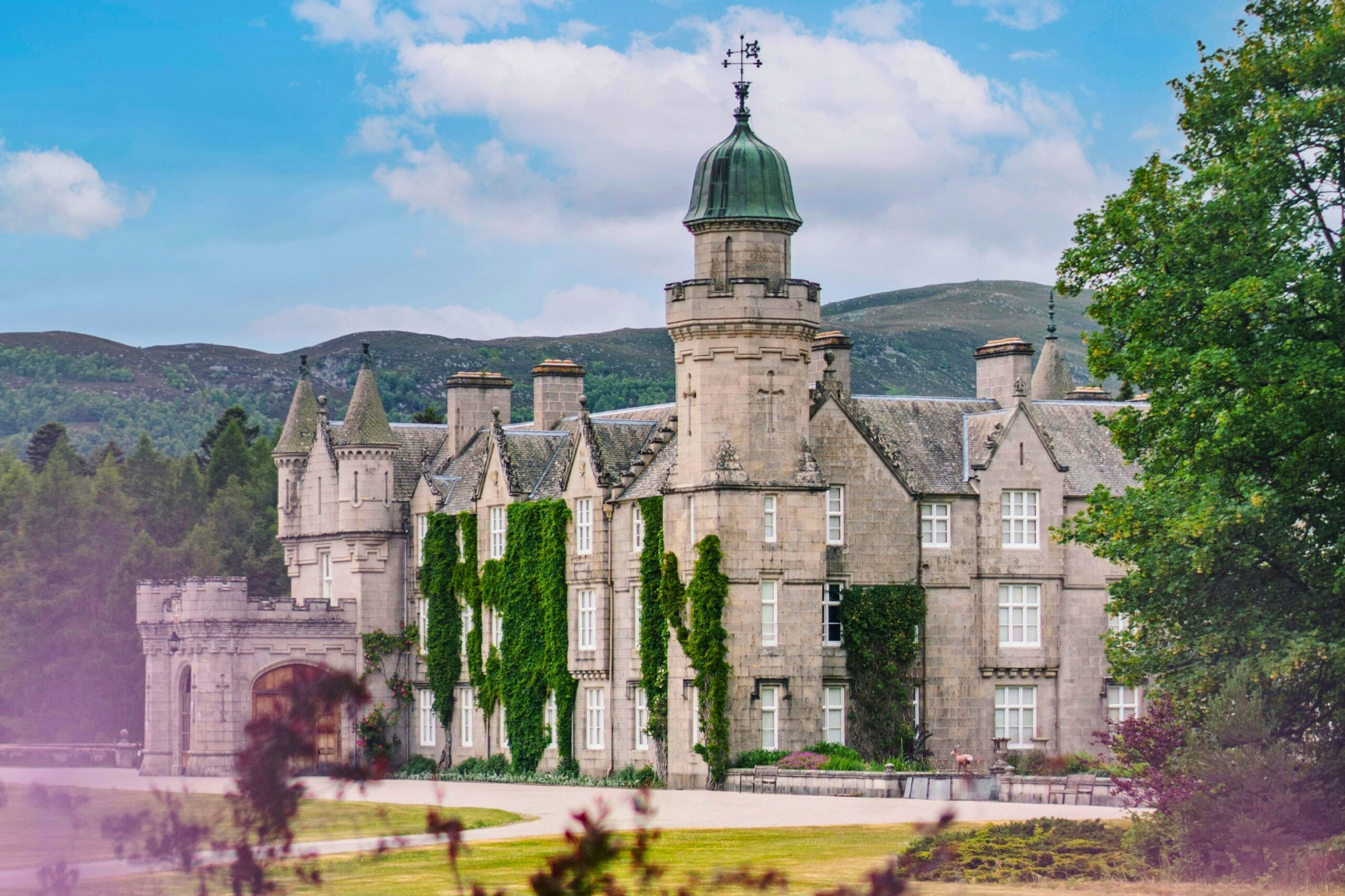 Sommaröppet på brittiska kungahusets skotska slott