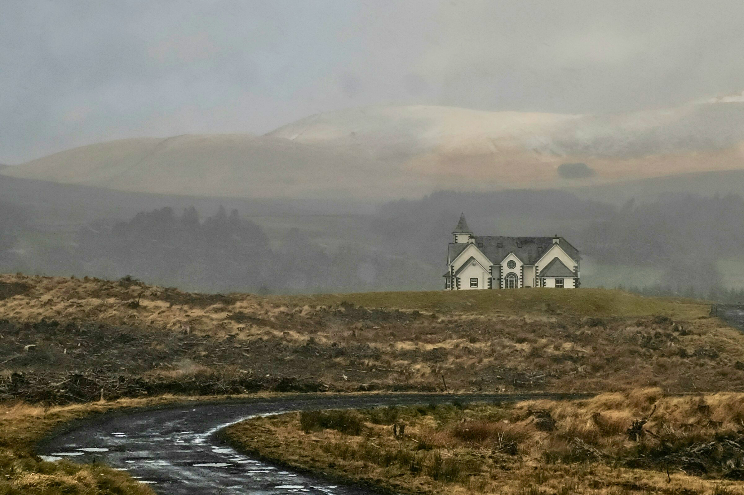 5 gotiska slottshotell i Europa för dig som älskar Wednesday Addams