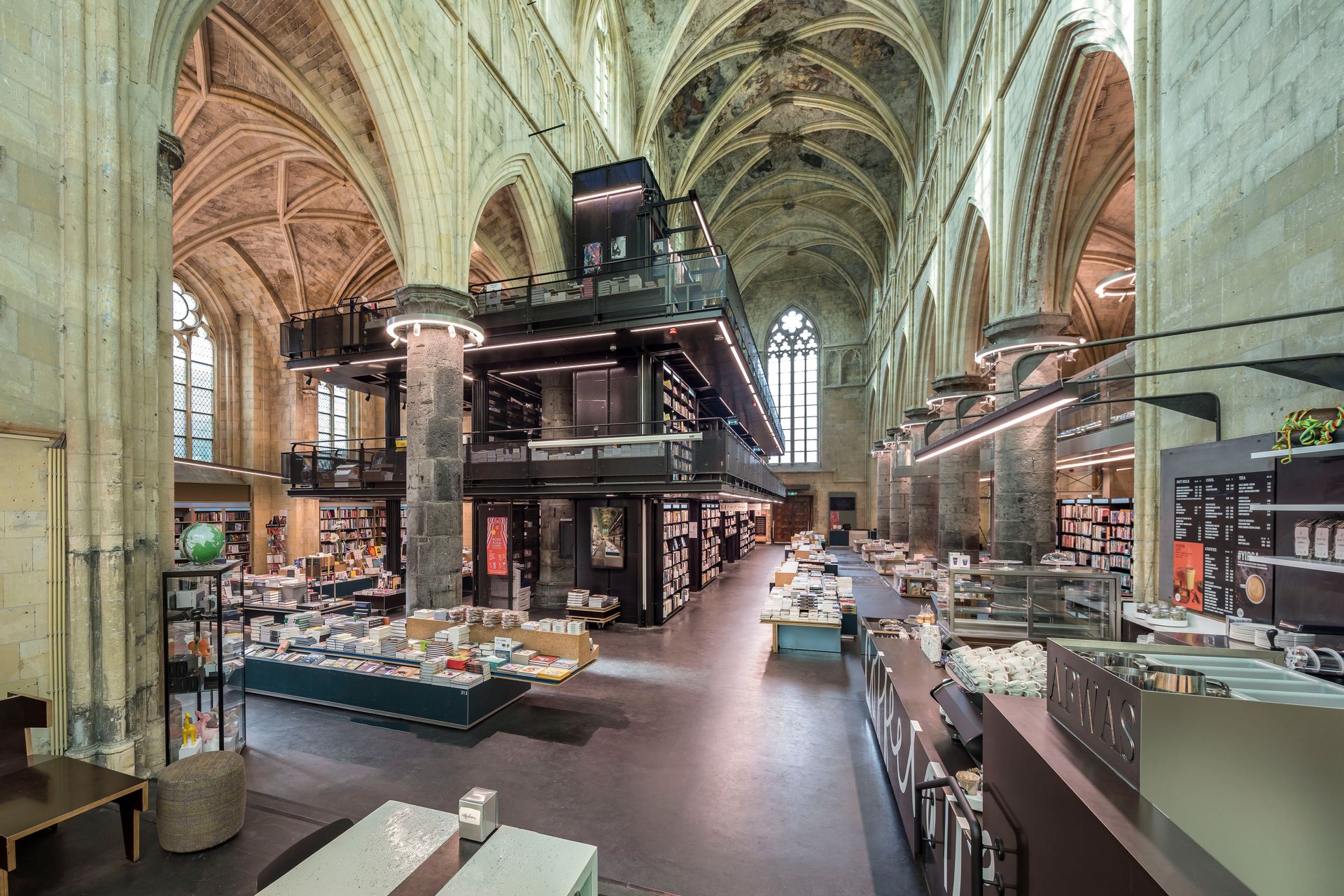 10 bokhandlar där arkitekturen lockar lika mycket som böckerna